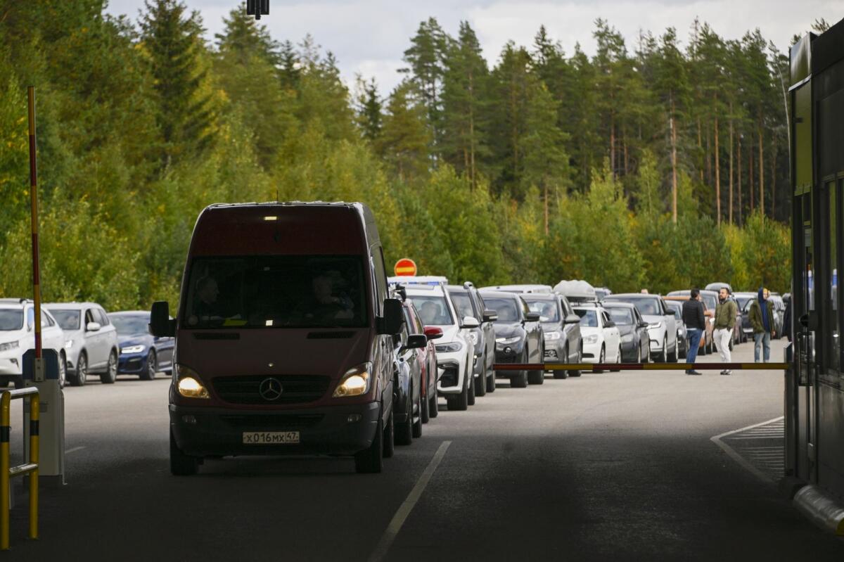 Cars coming from Russia wait in long lines at the border checkpoint between Russia and Finland near Vaalimaa. Photo: AFP