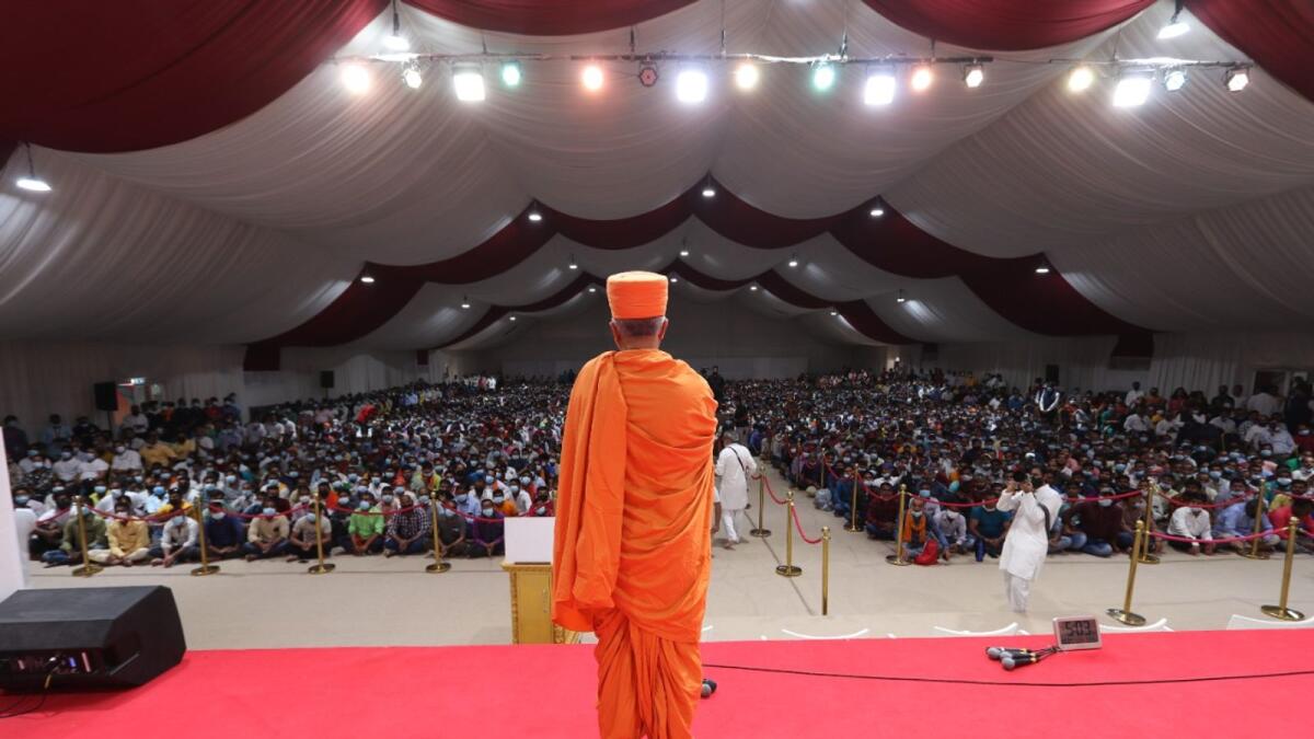 Pujya Swami Brahmaviharidas leads the special prayers attended by 4,000 blue-collar workers