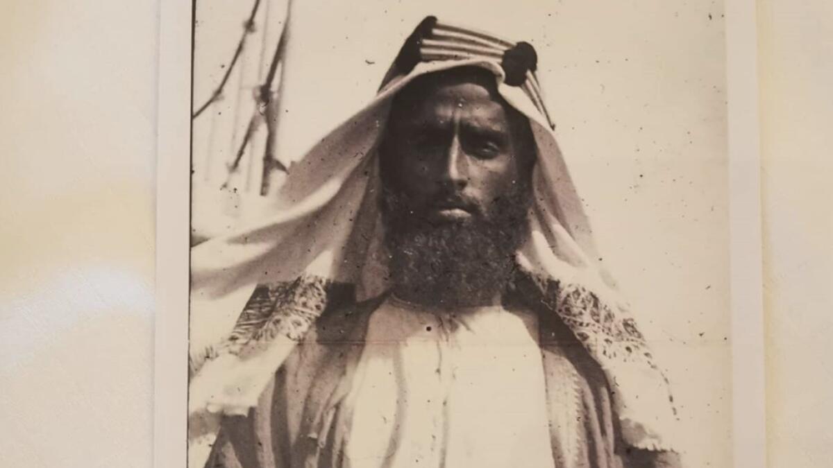 old picture, Emirati man, Emirati ruler, 100 year old picture, viral, photo