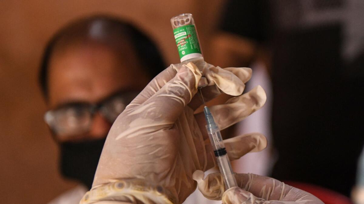 A health worker prepares to inoculate a man with a dose of the Covishield vaccine against the Covid-19 coronavirus during a vaccination camp in Amritsar on June 8, 2021. (Photo: AFP)