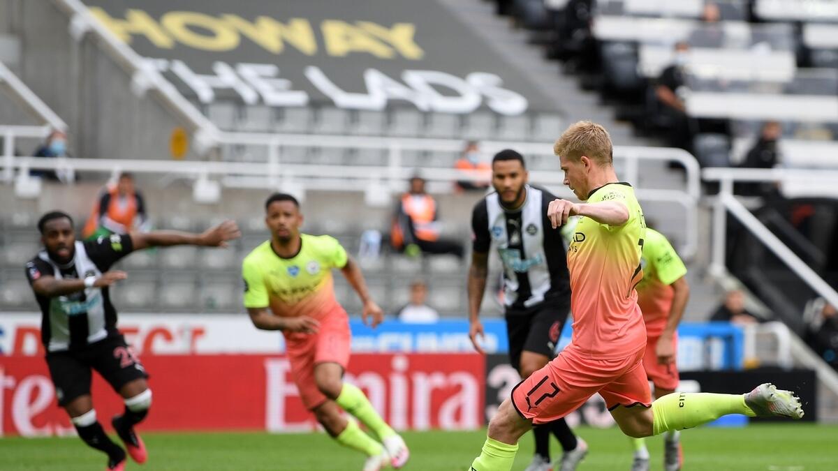 Manchester City's Belgian midfielder Kevin De Bruyne (right) shoots to score the opening goal from a penalty spot