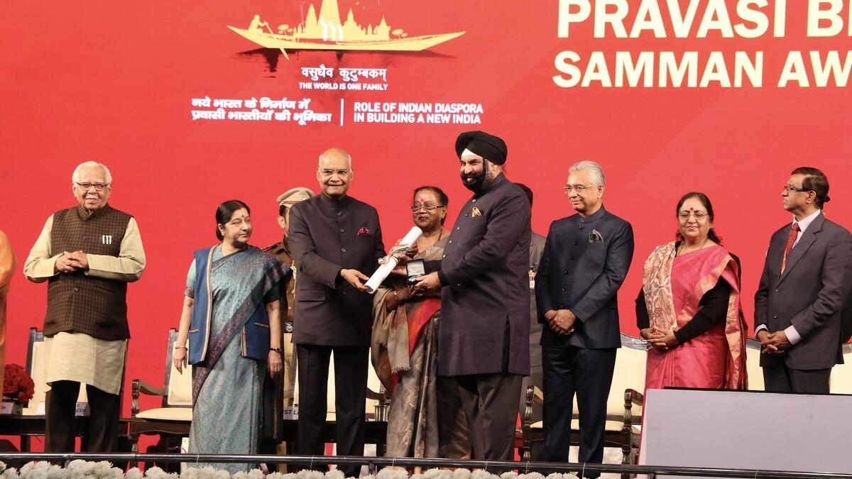 Kandhari being felicitated with the Pravasi Bharat Samman Award by Ram NathKovind, President of India.