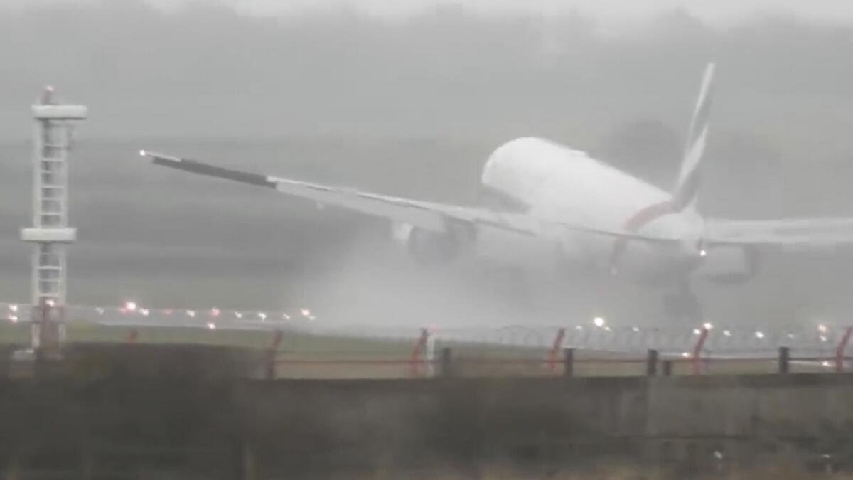 Emirates pilots landing skills in windy weather wows the internet  