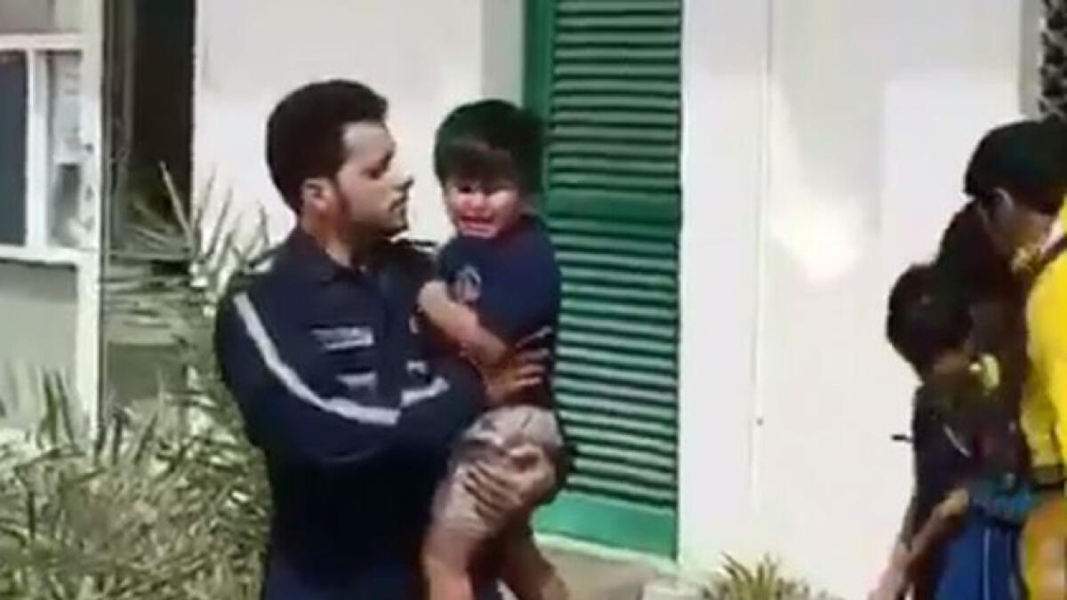 Video: Firefighters save children from fire in Abu Dhabi