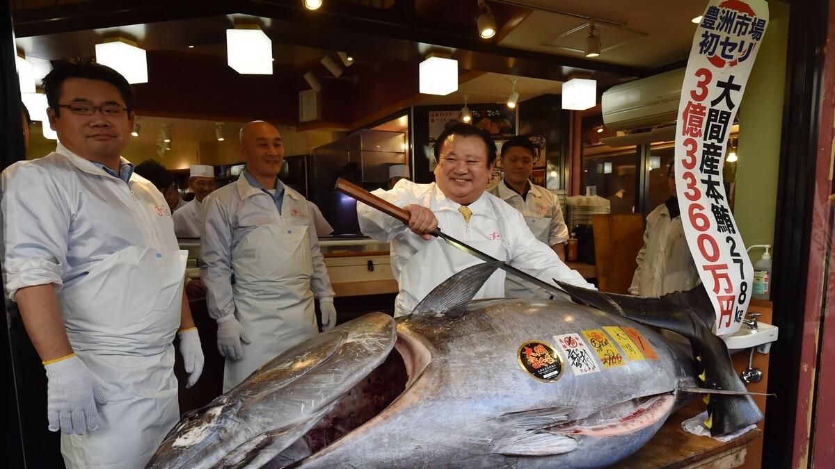 Kiyoshi Kimura (R), president of sushi restaurant chain Sushi-Zanmai, displays a 278kg bluefin tuna at his main restaurant in Tokyo.- AFP