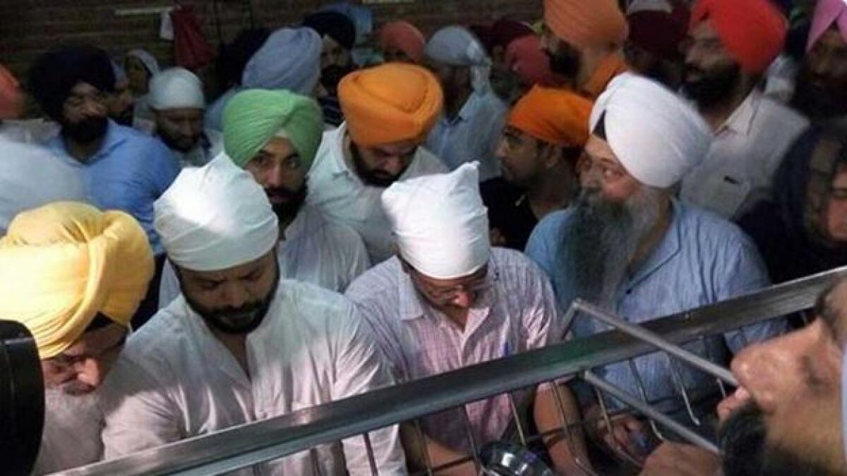 Kejriwal cleans dishes at Golden Temple as penance