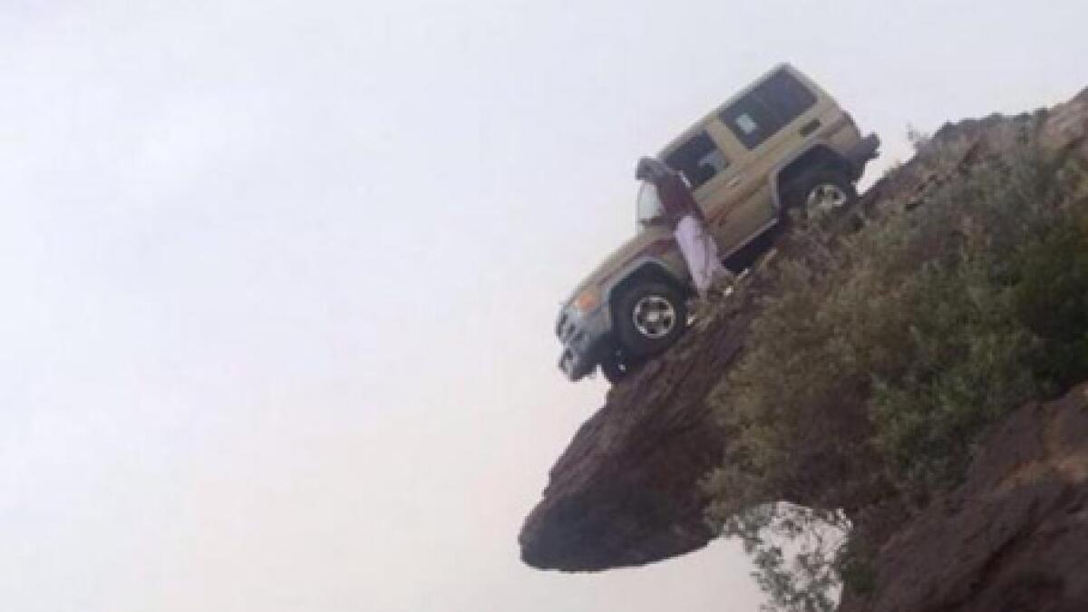 Reckless Saudi man stops car on EDGE of 3,500-metre mountain
