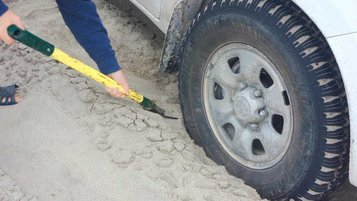 Thieves caught in UAE after vehicle gets stuck in sand
