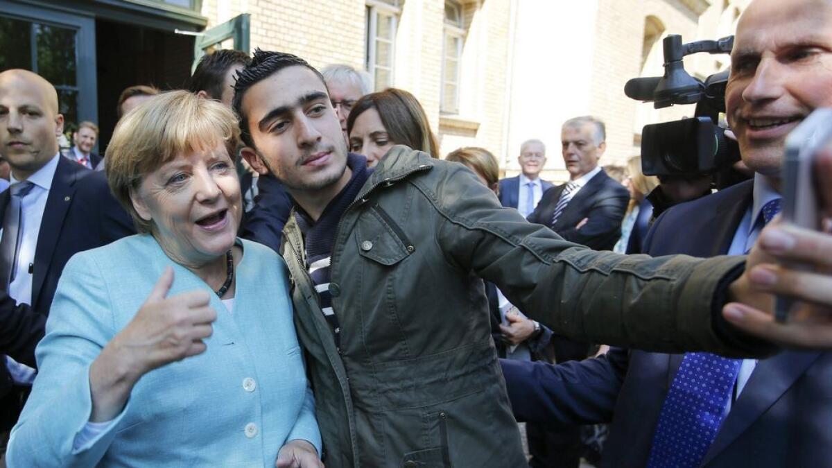Mama Merkel cheered by Syrians at Germany refugee centre