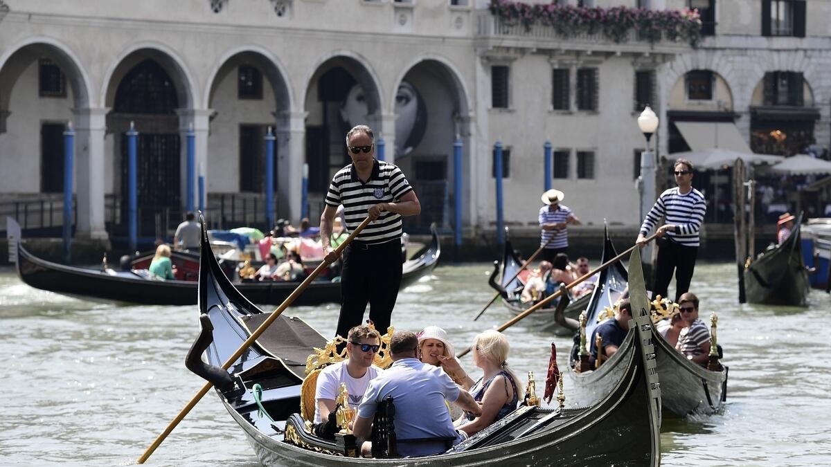 Venice, Rome, tourists, gondola, overweight