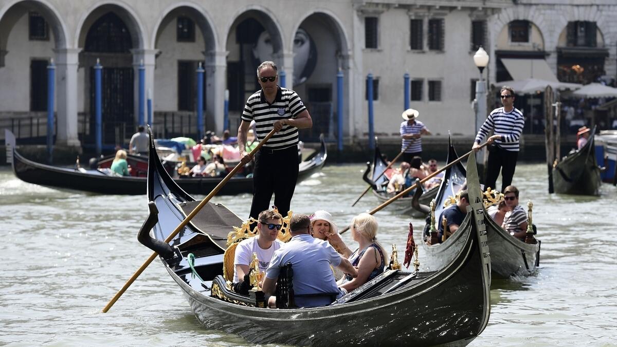 Venice, Rome, tourists, gondola, overweight