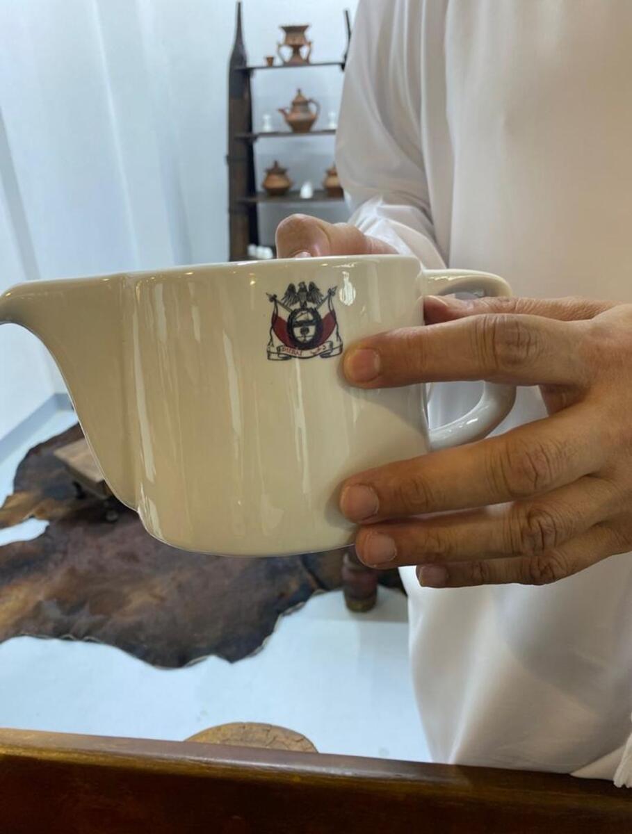A tea pot with the old logo of the UAE army