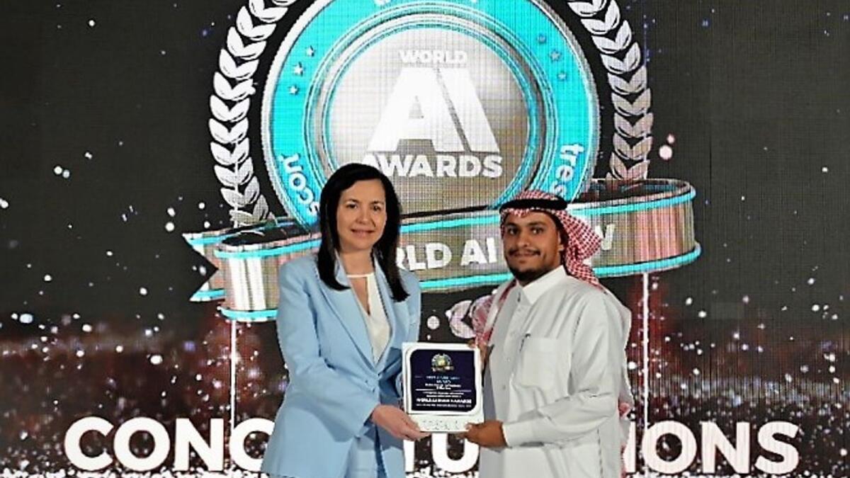 Fahad Alhamed receiving the AI Visionary of the Year award from Roula Moussa, CEO of AI Venture Labs.