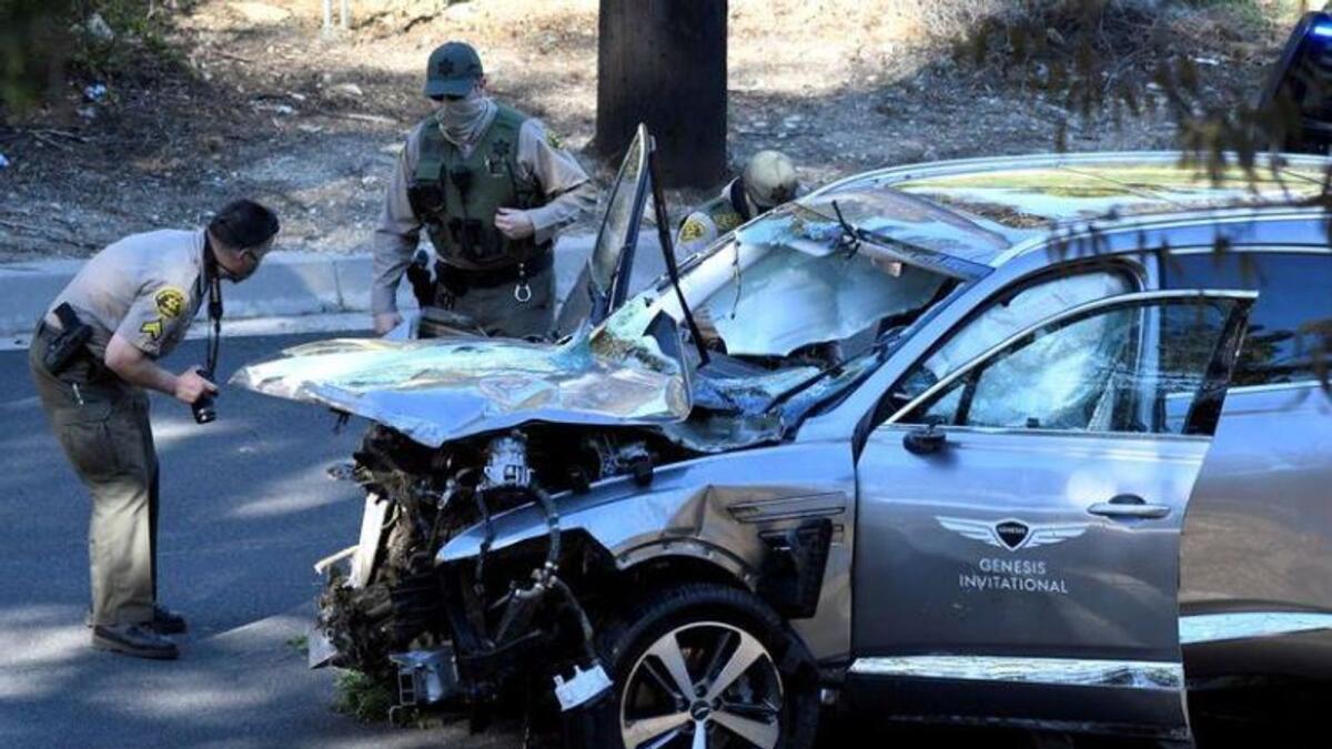 Los Angeles County Sheriff's deputies inspect the vehicle of golfer Tiger Woods after it was involved in a single-vehicle accident in Los Angeles, California, on February 23. (Reuters)