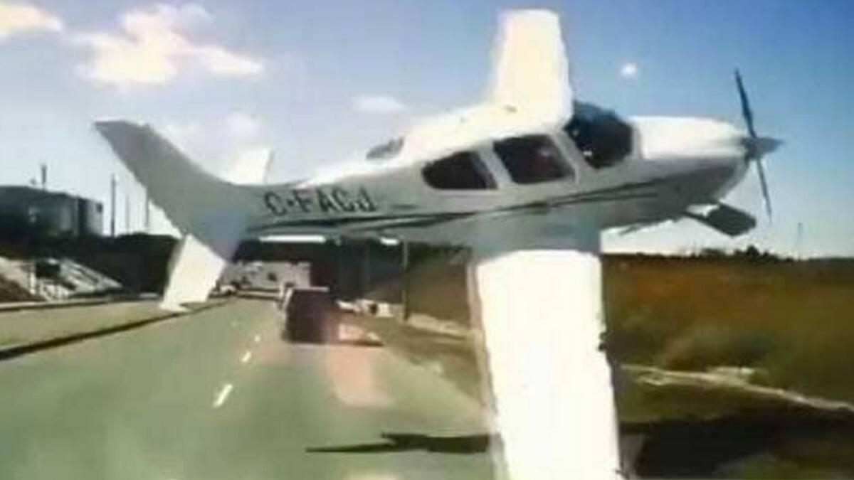 Video: Plane narrowly misses traffic before crash
