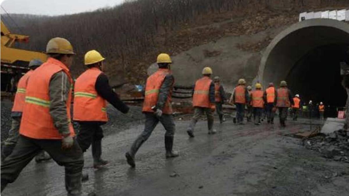  China coal mine accident kills 2, leaves 20 trapped