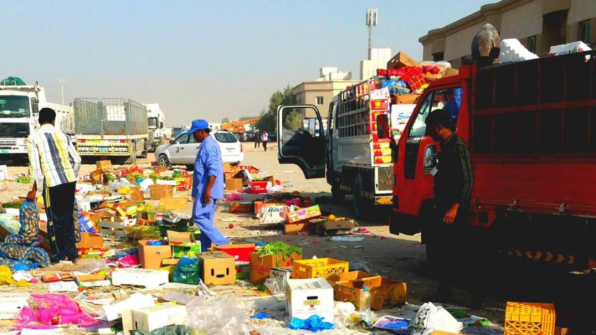 Unlicensed vendors rotten food poison Sharjah workers