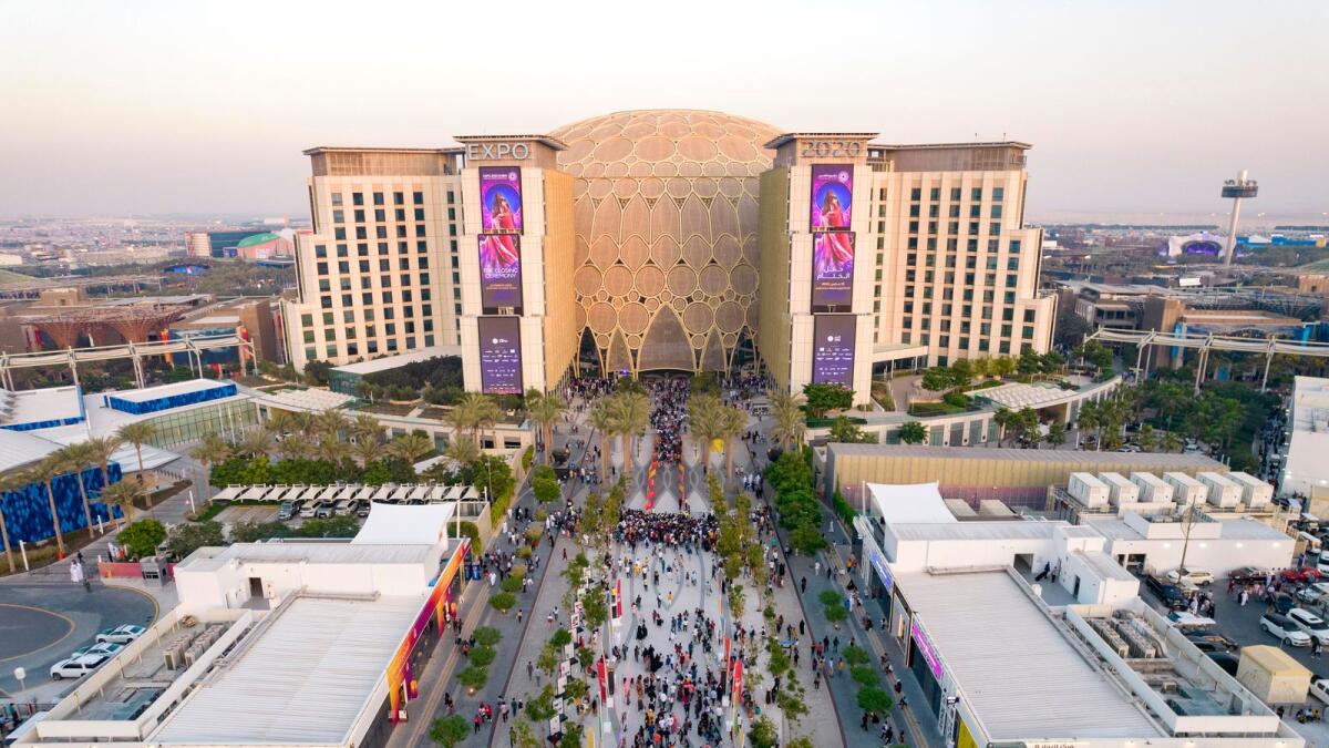 Al Wasl saulėlydžio metu paskutinę „Expo 2020 Dubai“ dieną.  Vien MVĮ Dubajuje sudaro 95 procentus visų verslo įmonių, sukuria 42 procentus įsidarbinimo galimybių ir sudaro 40 procentų emyrato BVP.  - Pateikta nuotrauka