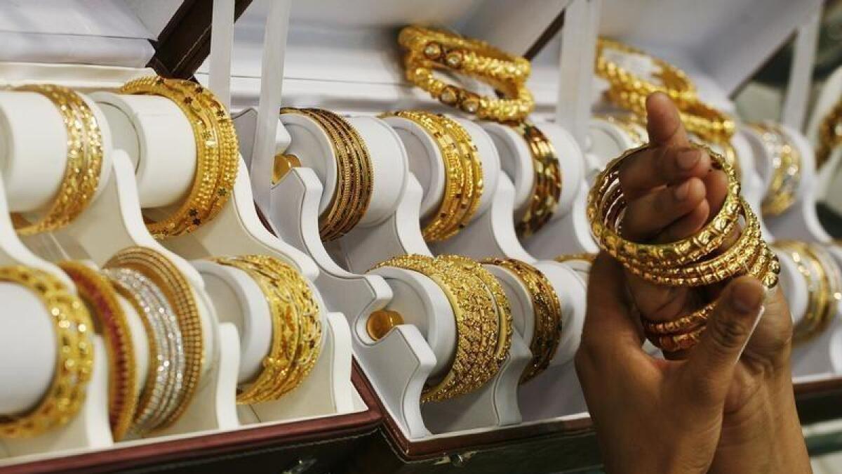 Gold edges up, recovers from 2-week low