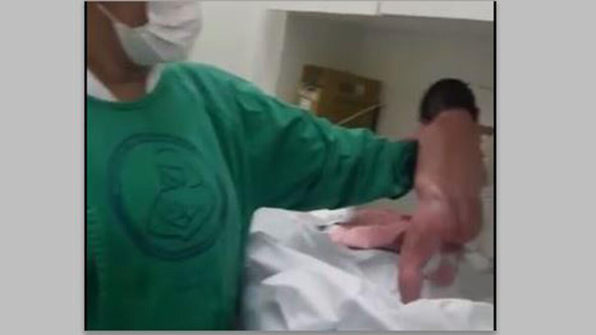 Video: Newborn baby walks immediately after birth, becomes internet sensation