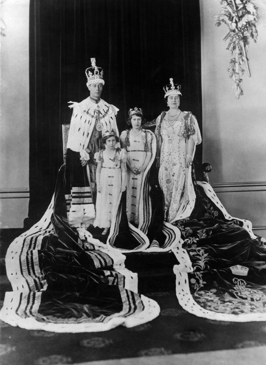 Queen Elizabeth Bowes-Lyon, the former Duchess of York (R), the King George VI, and their daughters Princess Elizabeth (C) and Princess Margaret pose on May 12, 1937. Photo: AFP