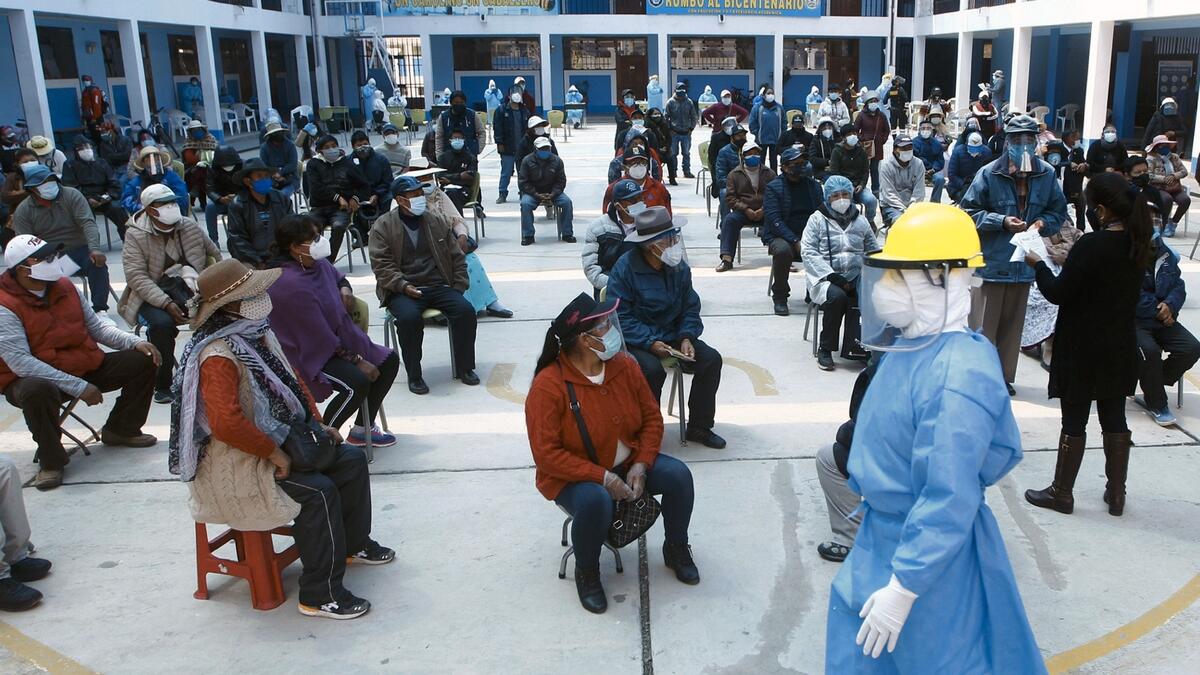 Residents of the highland city of Puno, close to the border with Bolivia, wait to be tested for free for Covid-19 during a municipal campaign. The worldwide pandemic triggered by the novel coronavirus has infected more than 657,000 people in Peru and killed 29,068, according to official figures. Photo: AFP