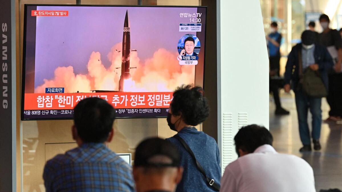 People watch a television news broadcast showing file footage of a North Korean missile test, at a railway station in Seoul on September 15. Photo: AFP