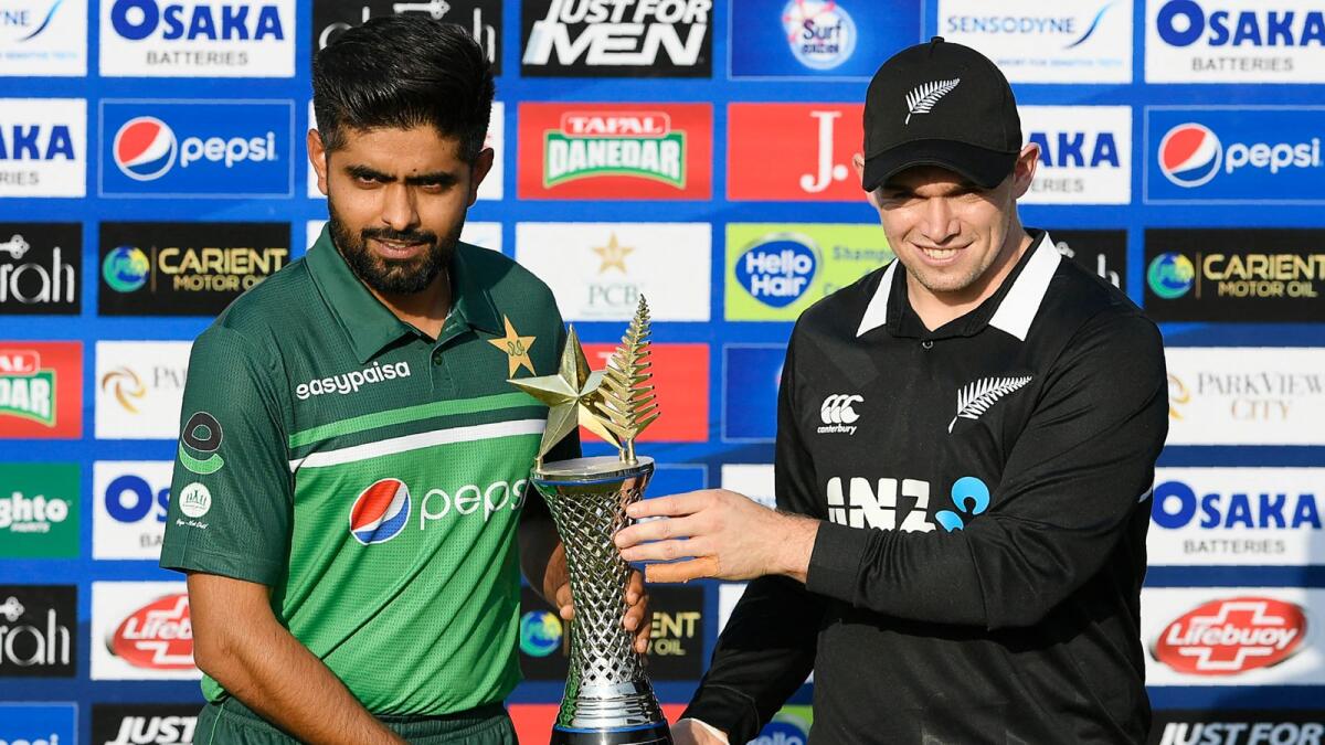 Pakistan captain Babar Azam (left) and New Zealand skipper Tom Latham pose with the trophy in Rawalpindi on Thursday. (AFP)
