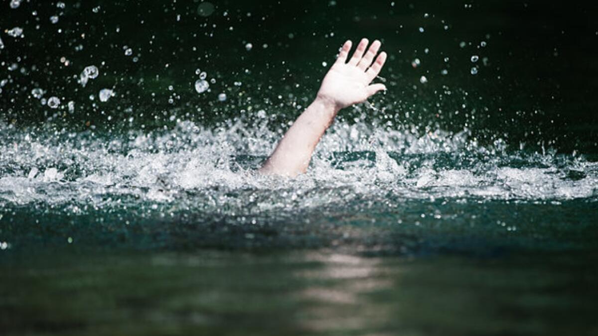 Couple jumps into lake with two minor daughters, all dead