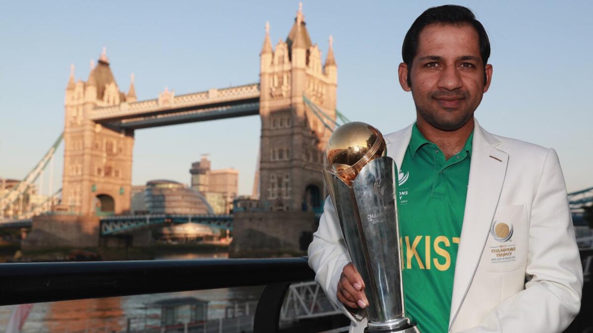Video: Pakistans Sarfraz Ahmed poses with Champions Trophy near London Bridge