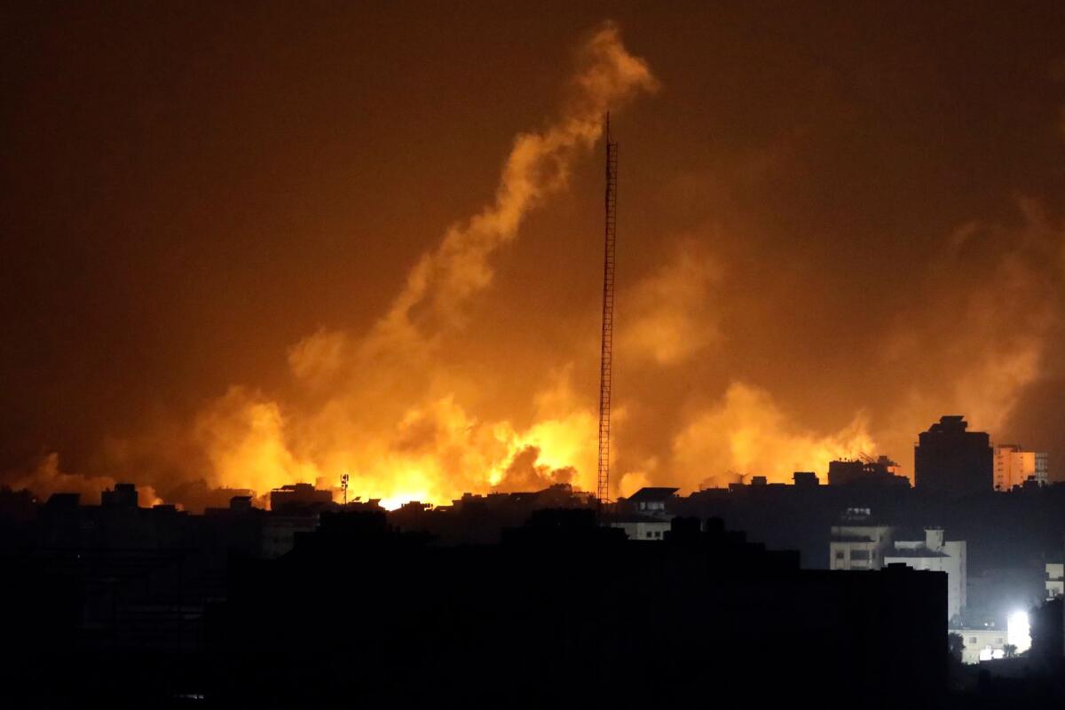 Israeli forces' flares light up the night sky in northern Gaza Strip, Saturday, Nov. 4, 2023. Photo: AP