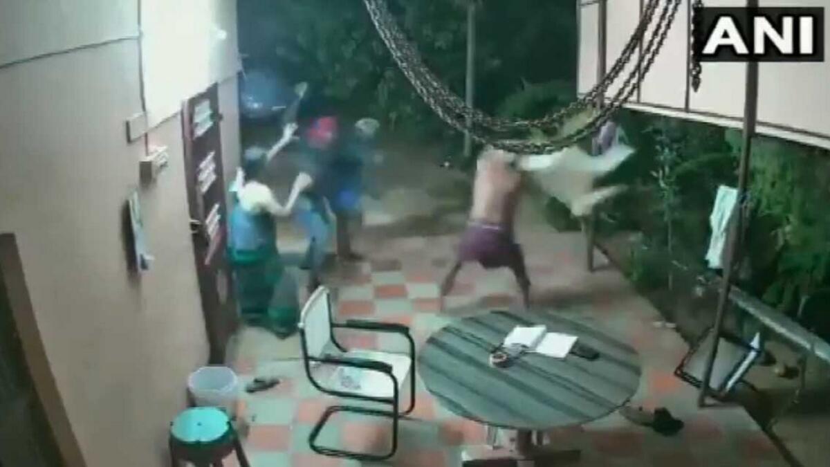 Tirunelveli, P. Shanmugavelu and his wife Senthamarai, indian couple fight robbers, viral india video
