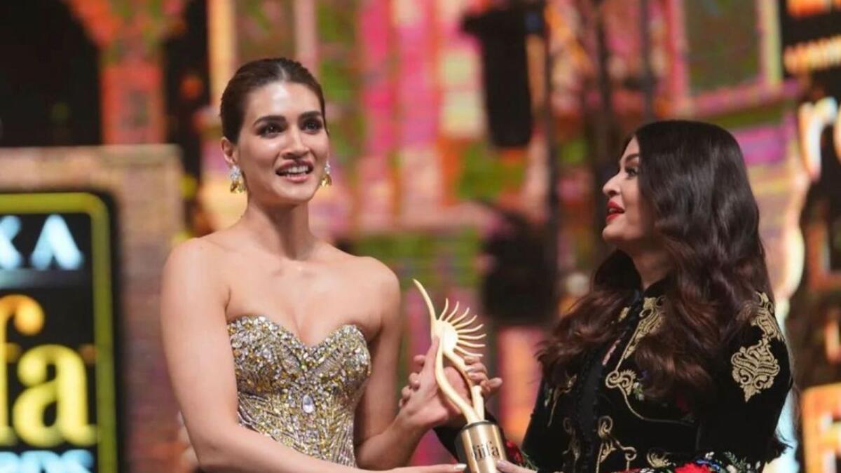 Kriti Sanon wins the best actor award for her performance in Mimi