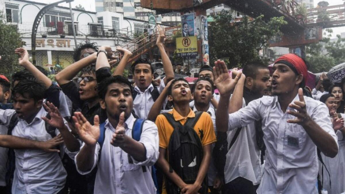 Bangladesh teens block roads for seventh day over road safety