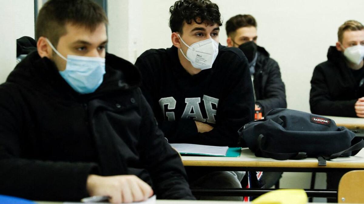 Students sit in a classroom as they resume classes at the I.T.C Di Vittorio - I.T.I. Lattanzio secondary school as coronavirus disease cases surge across the country and with new rules in place as part of the government's efforts to maintain in-person learning, in Rome, Italy, January 10, 2022. Photo: Reuters