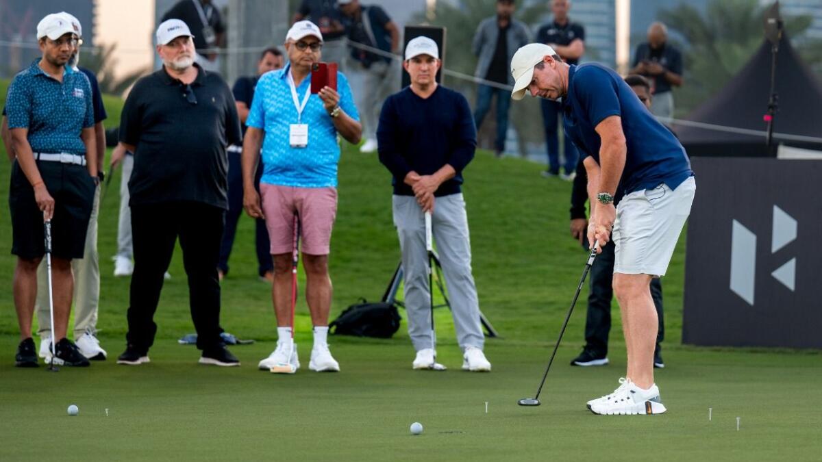 Rory McIlroy demonstrates his putting skills to amateur golfers at the Emirates Golf Club. - KT photo by Shihab