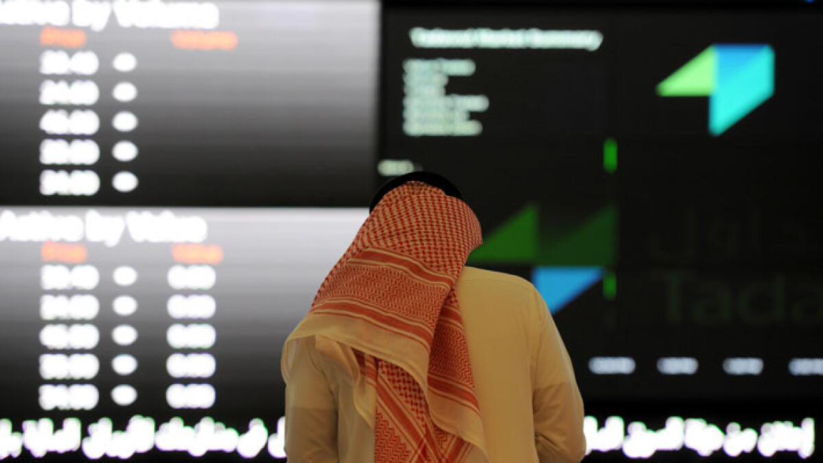 Gulf share values drop on oil slump