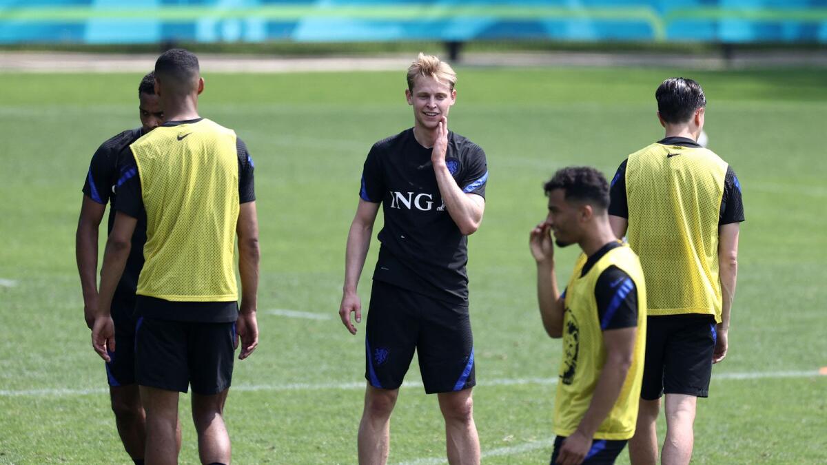 Netherlands' midfielder Frenkie de Jong (centre) attends a training session in Zeist. (AFP)