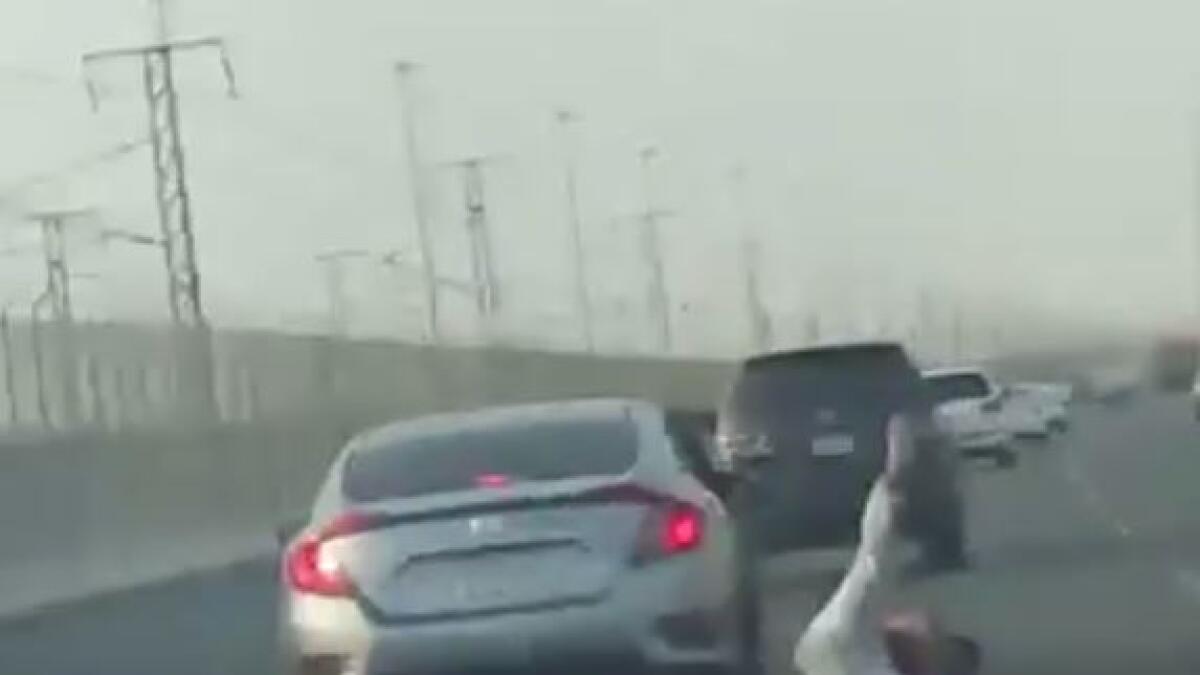 Video: Saudi man arrested for jumping out of car to attack another driver