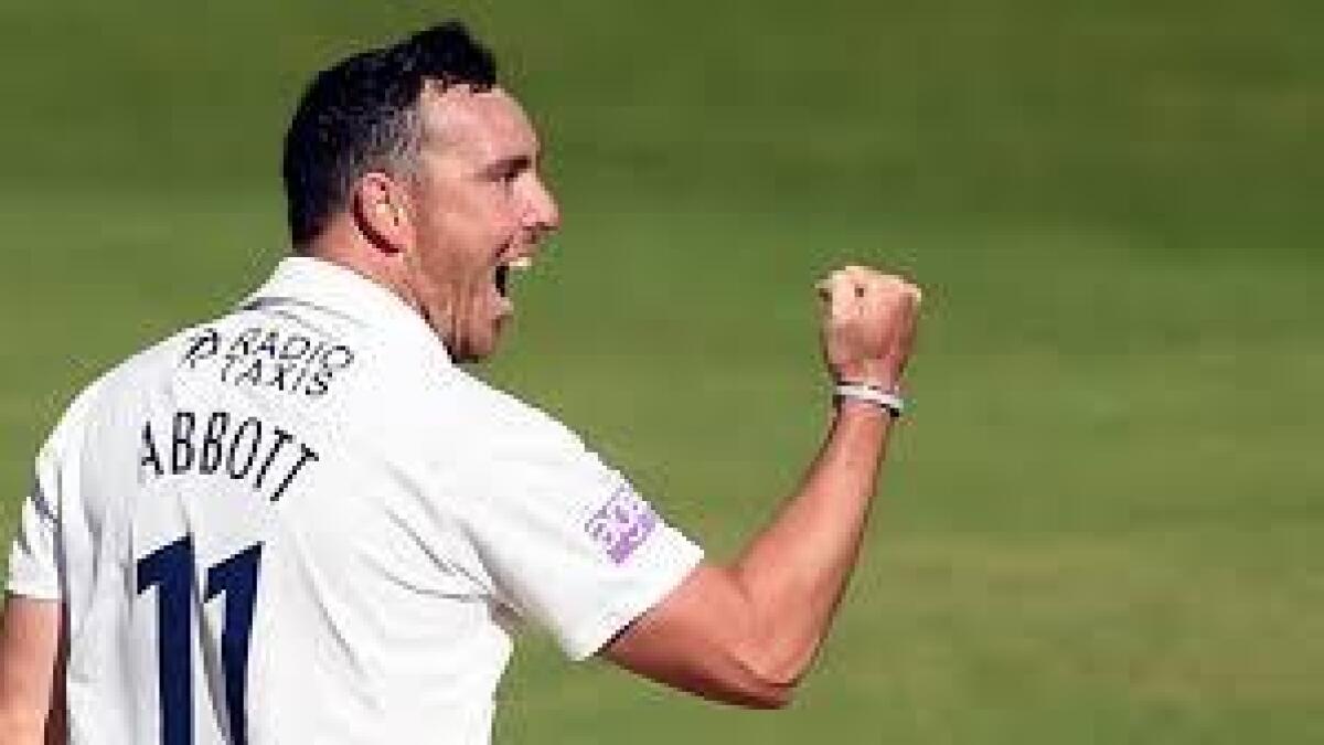 Abbotts 17-wicket haul dents Somerset title hopes
