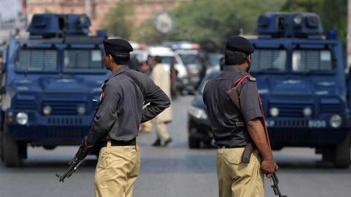  Roadside bomb kills 13 people in Pakistan