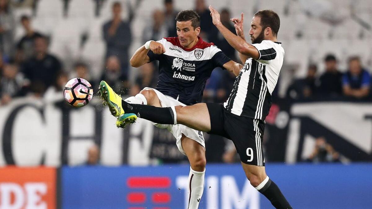 Juventus go top, Napoli frustrated at Genoa