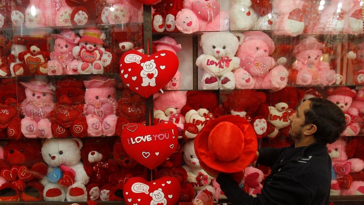 Pakistan bans Valentines Day on TV, radio