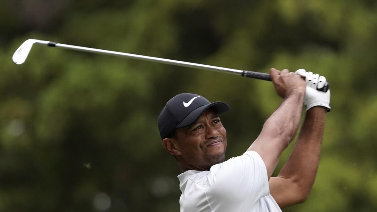 Woods takes lead in Japan