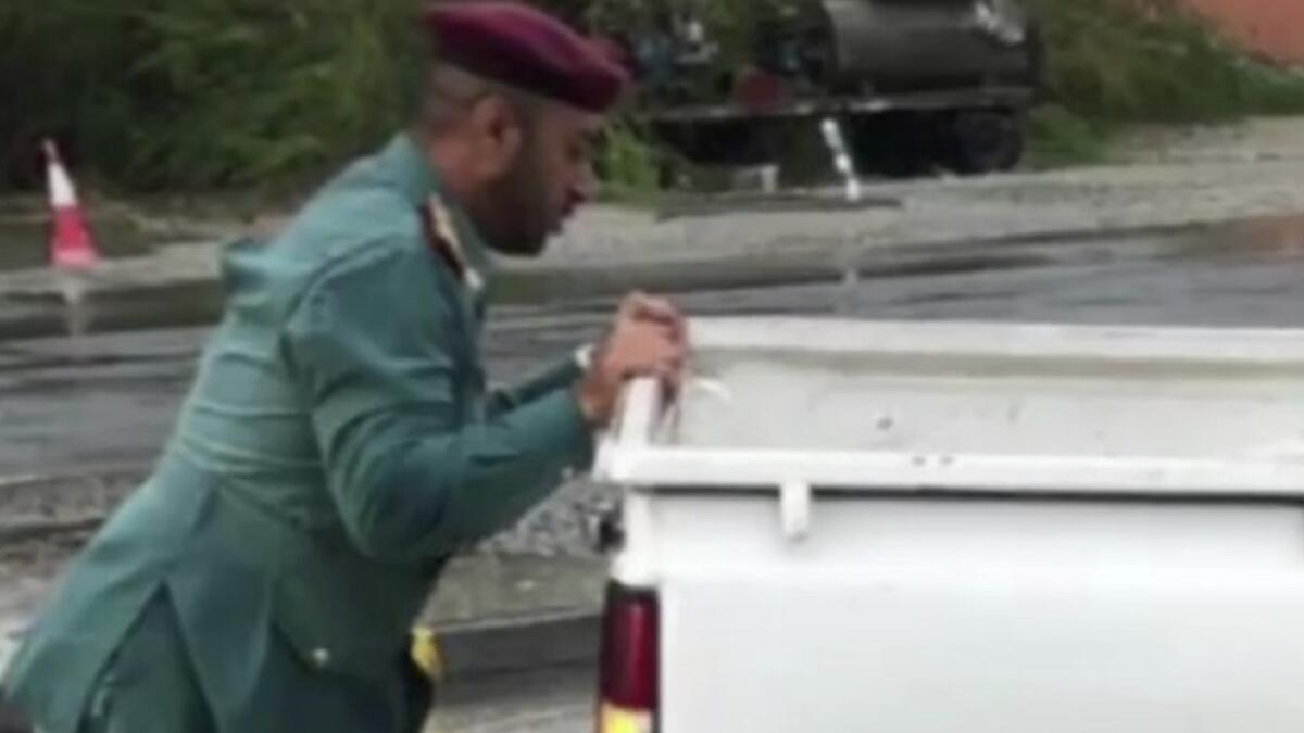 Video: UAE cop pushes vehicle stuck in water 