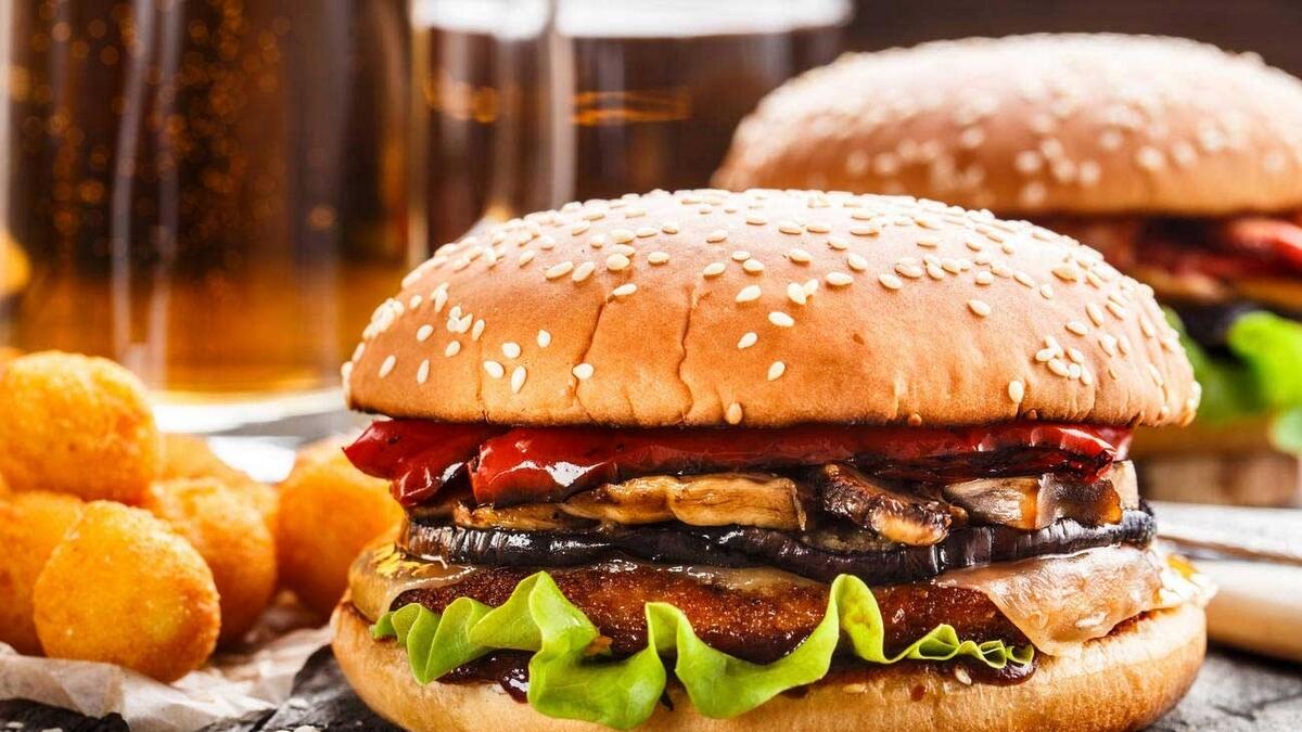 Pilot buys 70 burgers to feed hungry passengers after flight delay