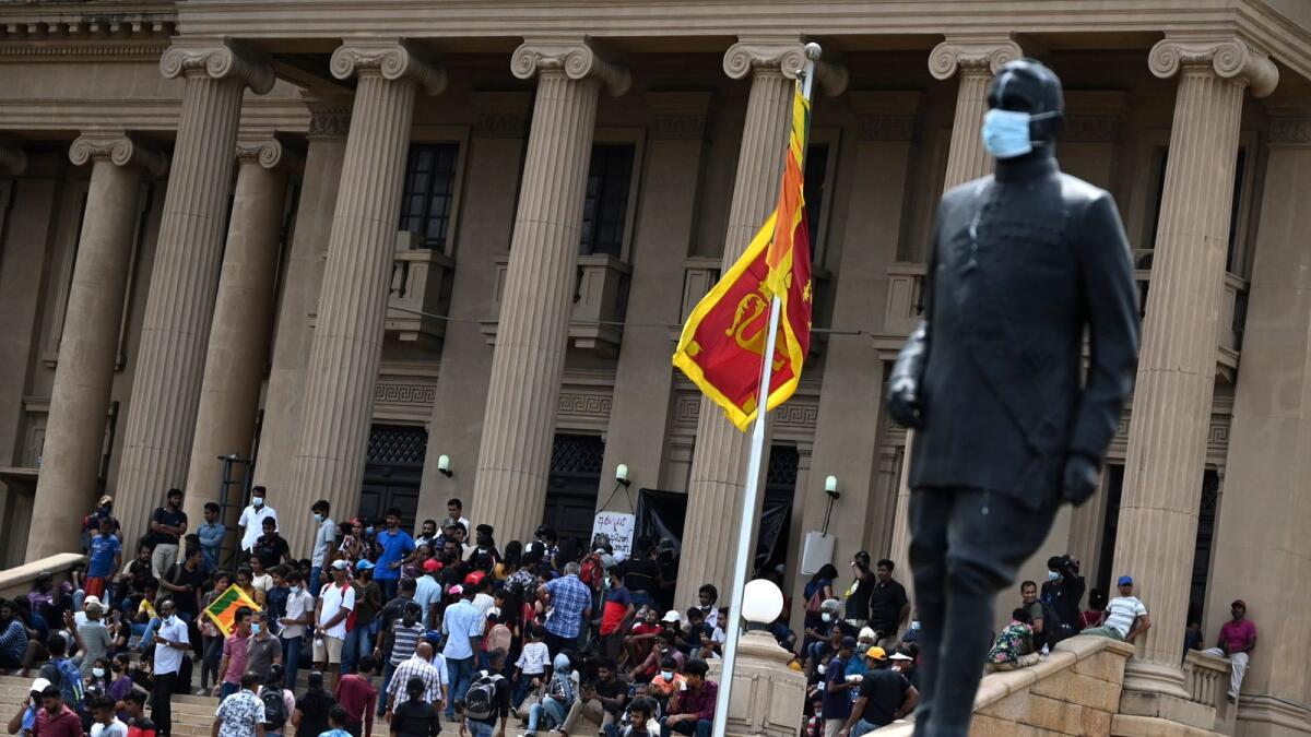 People crowd at presidential secretariat in Colombo on July 10, 2022. Photo: AFP