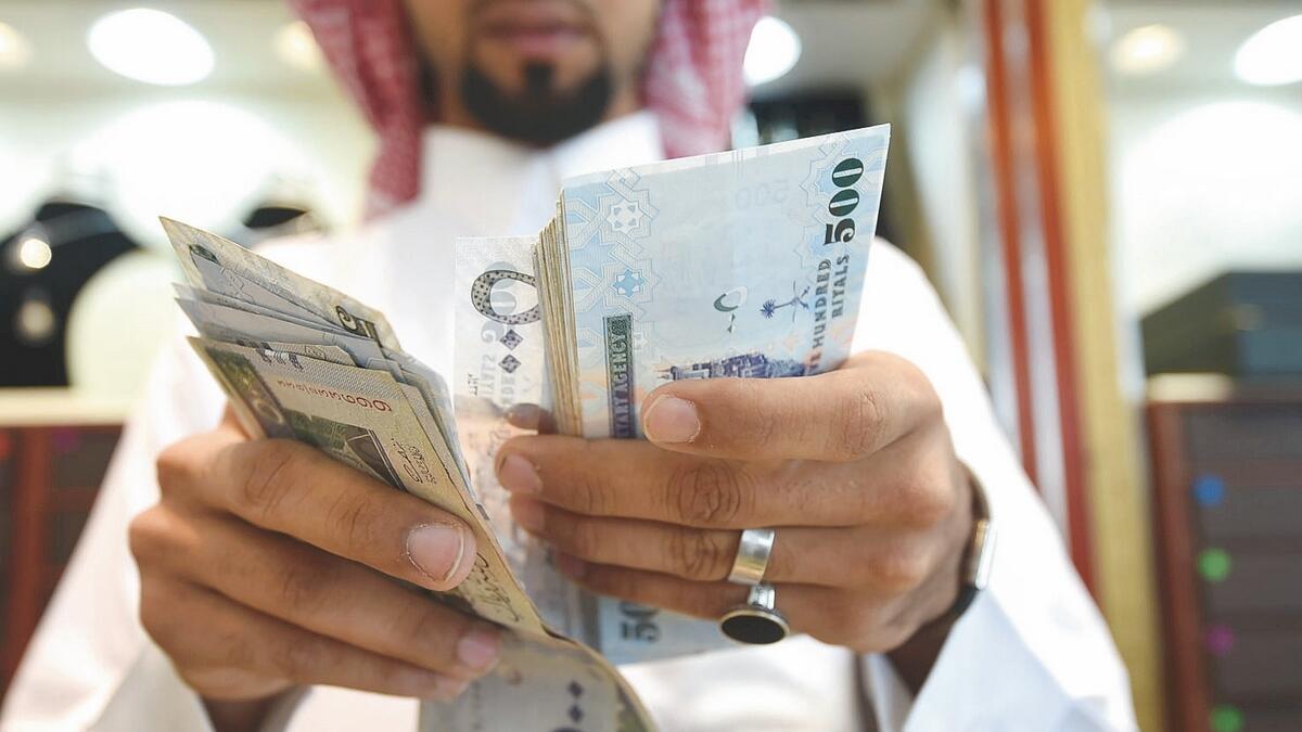 Saudi budget deficit shrinks on rising oil