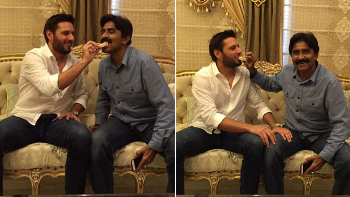 WATCH: Afridi, Miandad make peace after spat over fixing