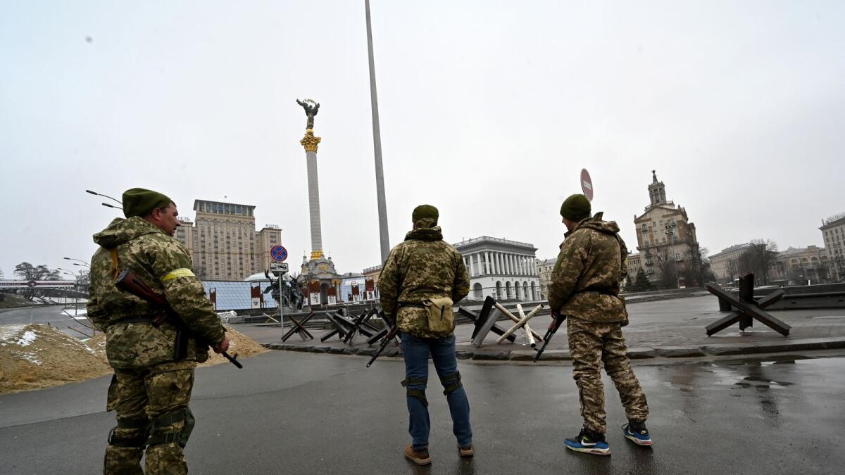 Fighters of the Ukrainian Territorial Defence Forces, the military reserve of the Ukrainian Armed Forces, stand guard on the position at Independence Square in Kyiv on March 2, 2022. Photo: AFP